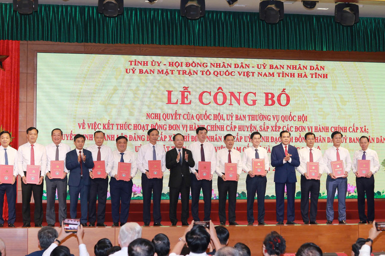 Thường trực Tỉnh ủy Hà Tĩnh trao quyết định về việc luân chuyển, điều động cán bộ của Ban thường vụ Tỉnh ủy. a2.jpg