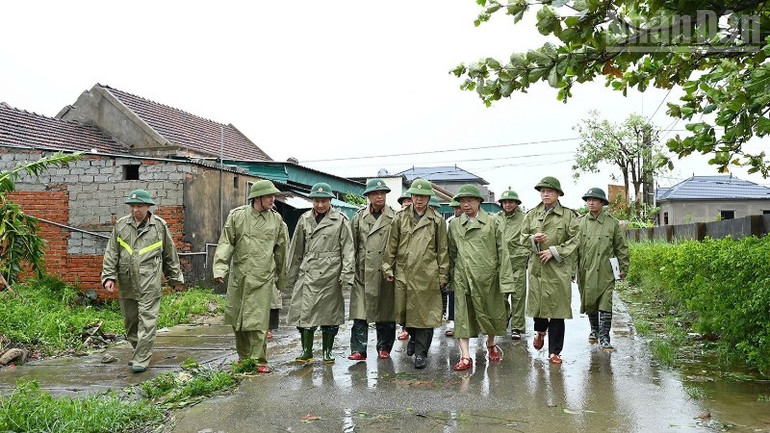 Phó Thủ tướng Chính phủ Trần Hồng Hà kiểm tra công tác khắc phục hậu quả bão số 5 tại Hà Tĩnh. ndo_tr_1000001085-2815.jpg