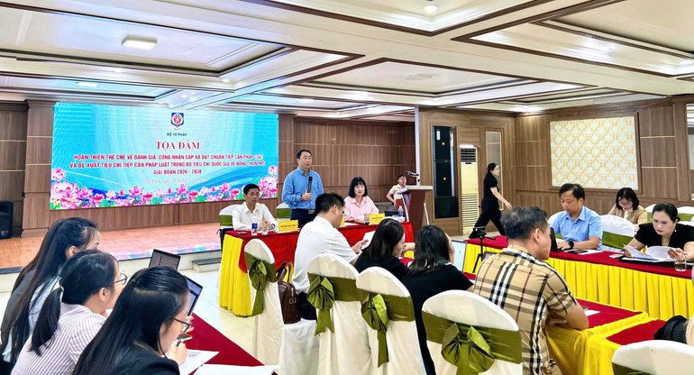 Buổi tọa đàm thu hút sự tham gia của đông đảo cán bộ, công chức làm công tác pháp luật của các xã, phường ở Bắc Trung Bộ. tp2.jpg