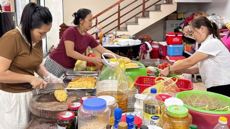 Nhiều bếp ăn thiện nguyện hỗ trợ người dân xã Cẩm Duệ ứng phó với mưa lũ. cx2-5217.jpg