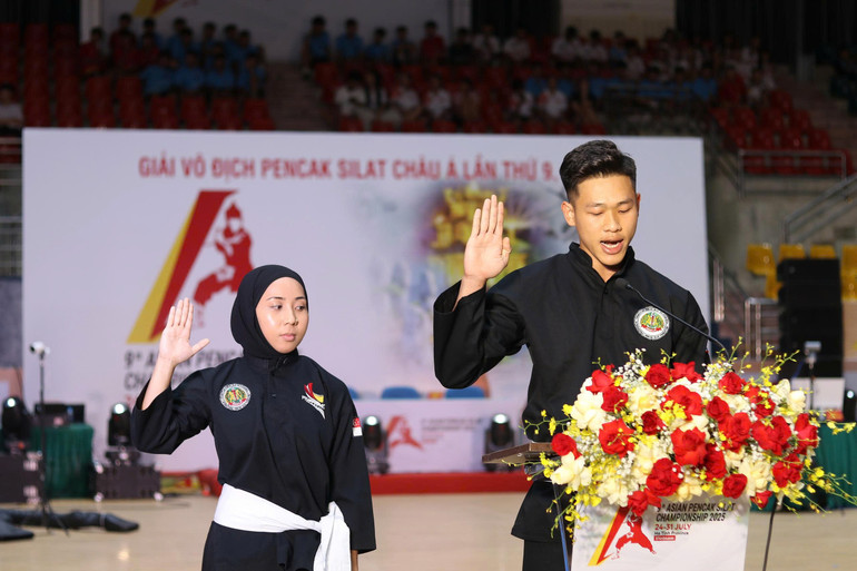 Các vận động viên tuyên thệ tại lễ khai mạc. sl2.jpg