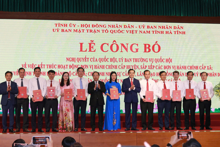 Các đồng chí lãnh đạo tỉnh Hà Tĩnh trao quyết định chỉ định Bí thư Đảng ủy các xã, phường sau sắp xếp. a1.jpg