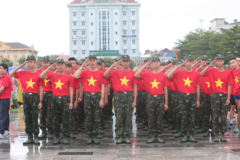 Các lực lượng tham gia chương trình thực hiện nghi lễ chào cờ cùng lúc với 34 tỉnh, thành trên toàn quốc img-3817.jpg