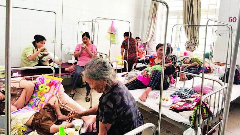 Överbelastning av patienter på vissa avdelningar och rum på Ha Tinh General Hospital. image.jpg