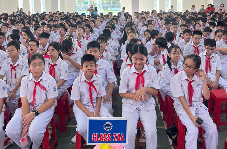 Học sinh Trường trung học cơ sở Lê Văn Thiêm (Hà Tĩnh) dự lễ khai giảng theo chương trình chung của Bộ Giáo dục và Đào tạo. img-4115.jpg