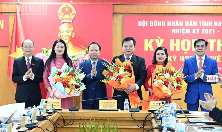 Thường trực Tỉnh ủy Hà Tĩnh tặng hoa chúc mừng các đồng chí Phó Chủ tịch Hội đồng nhân dân tỉnh và Phó Chủ tịch Ủy ban nhân dân tỉnh. ndo_tl_q2.jpg