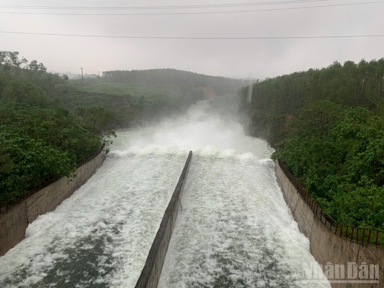 Từ sáng nay hồ Kẻ Gỗ xả tràn với lưu lượng 150m3/s. ndo_br_ke-go.jpg