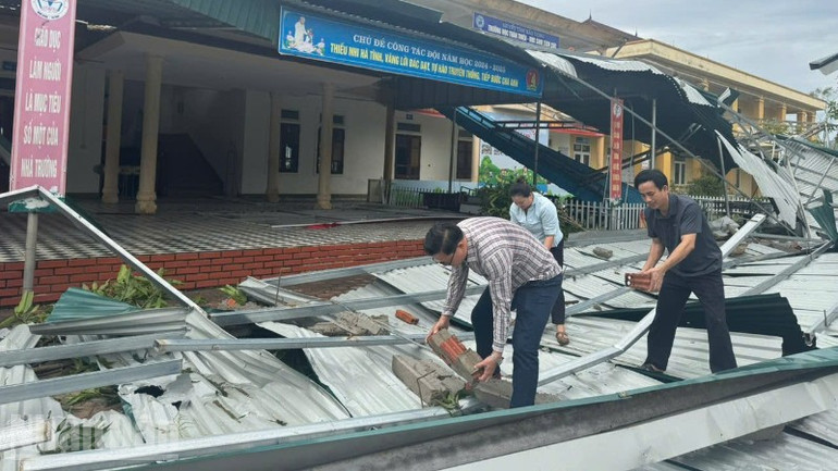 Việc khắc phục hư hại tại Trường trung học cơ sở Hoa Liên khó được hoàn thành trong ngày một, ngày hai. ndo_bl_1000001088-7756.jpg