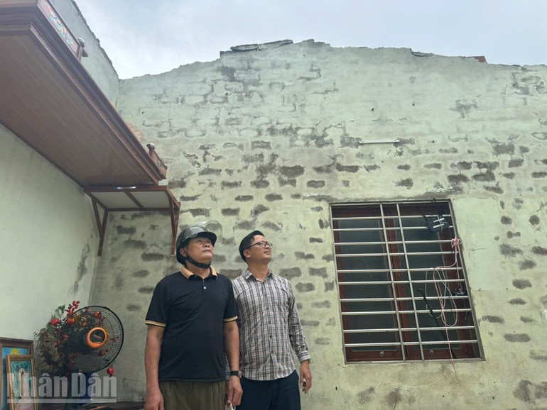 Gần 5.000 ngôi nhà ở Cổ Đạm bị tốc mái, hư hại. ndo_bl_1000001086.jpg