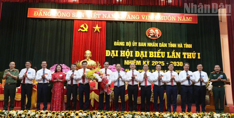 Các đồng chí lãnh đạo tỉnh Hà Tĩnh tặng hoa chúc mừng Đại hội. ndo_tr_1000001067.jpg