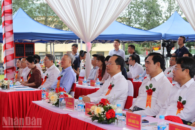 Delegados participaram da cerimônia de lançamento da pedra fundamental da Escola Interna Primária e Secundária Son Kim 1. ndo_bl_img-4910.jpg