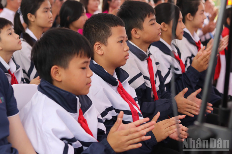 Os alunos da remota área fronteiriça de Son Kim 1 aguardam ansiosamente sua nova escola. ndo_br_img-4912.jpg
