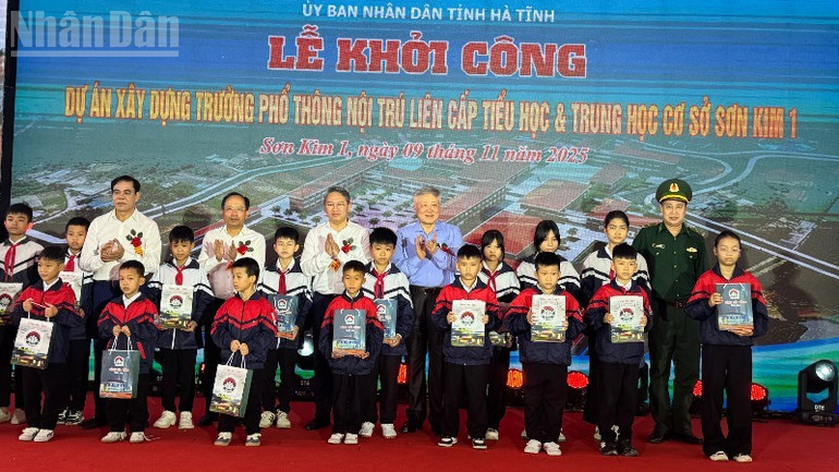 O Vice-Primeiro-Ministro Permanente e os delegados presentes na cerimônia de inauguração entregaram presentes aos alunos da Escola Primária Son Kim 1. ndo_tl_img-4908-7745-1088.jpg