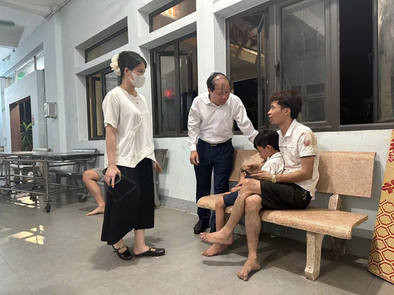 Lãnh đạo chính quyền địa phương thăm hỏi, động viên các hành khách đi trên xe ô-tô bị nạn. img-3554.jpg