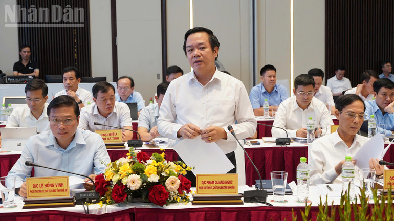 Lãnh đạo các tỉnh báo cáo kết quả phát triển kinh tế-xã hội với đoàn công tác. ndo_tl_1000001077.jpg