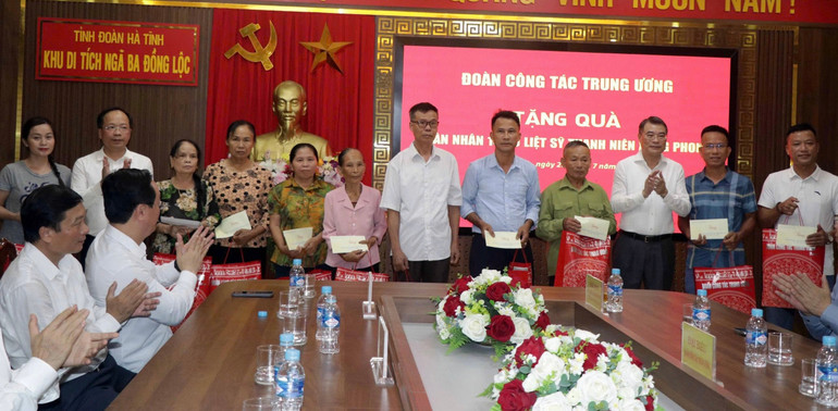 Đồng chí Lê Minh Hưng tặng quà cho thân nhân gia đình 10 nữ liệt sỹ thanh niên xung phong hy sinh tại Ngã ba Đồng Lộc. img-3448-1847.jpg