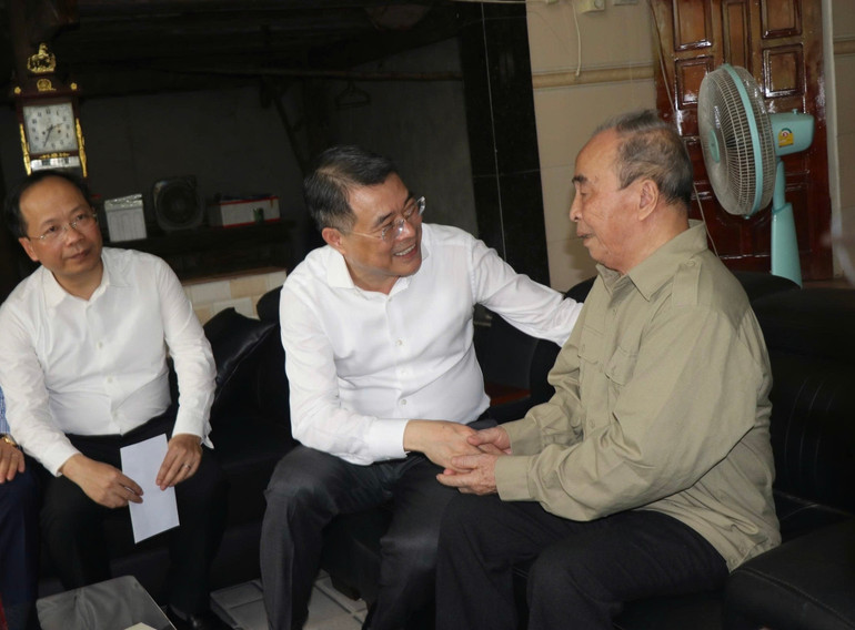 Đồng chí Lê Minh Hưng và các thành viên đoàn công tác tri ân gia đình người có công. img-3447.jpg