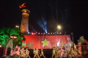 Một tiết mục biểu diễn nghệ thuật trong chương 1 của chương trình với chủ đề "Lời hịch non sông".