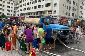 Người dân tại khu đô thị Linh Đàm, Hà Nội lấy nước sạch (Ảnh: Bông Mai).