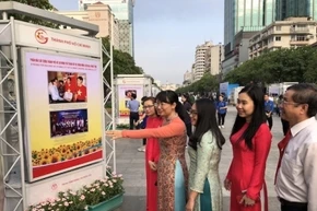 Đại biểu tham quan triển lãm tại đường đi bộ Nguyễn Huệ, TP Hồ Chí Minh.