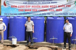 Lễ cấp nước ngọt miễn phí cho nhân dân xã Vĩnh Hưng, huyện Vĩnh Lợi (Bạc Liêu).