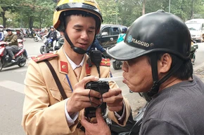  CSGT Hà Nội kiểm tra nồng độ cồn đối với điều khiển xe máy.