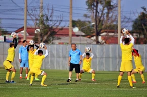Thầy Park dặn dò rất cẩn thận các học trò trước ngày ra quân.