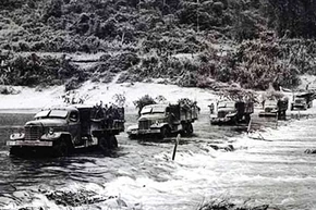 Vượt đường Trường Sơn vào chiến trường. Ảnh tư liệu