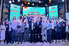 Các đại biểu và sinh viên Việt Nam tại Liên bang Nga chụp ảnh lưu niệm cùng đại diện Liên doanh Việt-Nga Vietsovpetro.
