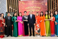 Tổng lãnh sự Việt Nam tại Vladivostok Nguyễn Việt Kiên chụp ảnh lưu niệm cùng cộng đồng người Việt tại Primorye.