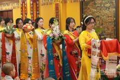 Lễ dâng hương Vu lan báo hiếu. (Ảnh: XUÂN HƯNG)
