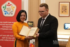 Sinh viên Trường MGIMO trao tặng Bảo tàng Hồ Chí Minh cuốn sách in bài phát biểu của Bác Hồ tại Đại hội lần thứ V Quốc tế Cộng sản. (Ảnh: XUÂN HƯNG)