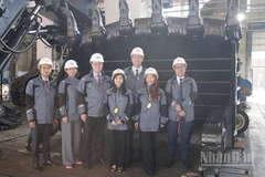 Đoàn công tác Tổng Lãnh sự quán Việt Nam tại thành phố Ekaterinburg thăm Nhà máy Uralmash.