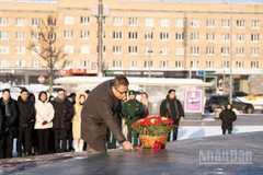 Đại sứ Việt Nam tại Liên bang Nga Đặng Minh Khôi dâng hoa tưởng nhớ Chủ tịch Hồ Chí Minh.