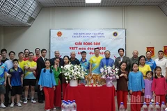 Ban Tổ chức, khách mời chụp ảnh lưu niệm với các vận động viên.