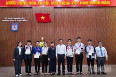 Trao học bổng “Khai sáng” cho các em học sinh THPT Lê Trung Đình ở Quảng Ngãi.