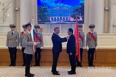 Thống đốc Saint Petersburg Alexander Beglov trao tặng ông Nguyễn Quốc Hùng phần thưởng cao quý của thành phố.