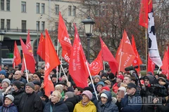 Đảng viên Đảng Cộng sản Liên bang Nga tổ chức mít-tinh kỷ niệm 107 năm Cách mạng Tháng Mười Nga vĩ đại, ngày 7/11/2024. (Ảnh: XUÂN HƯNG)