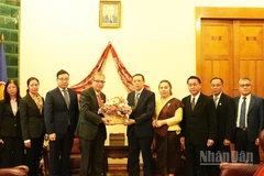Đại sứ Đặng Minh Khôi tặng hoa chúc mừng Đại sứ Siphandone Oybuabuddy cùng cán bộ, nhân viên Đại sứ quán Lào tại Liên bang Nga.