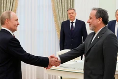 Tổng thống Nga Vladimir Putin tiếp Bộ trưởng Ngoại giao Iran Abbas Araghchi tại Điện Kremlin. (Ảnh: TASS)