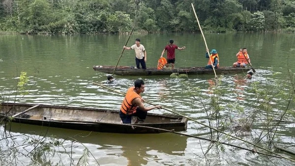Lực lượng chức năng và người dân tìm kiếm tung tích nạn nhân.