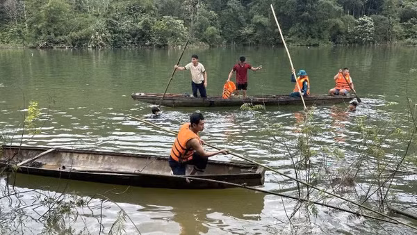 Lực lượng chức năng và người dân tìm kiếm tung tích nạn nhân.