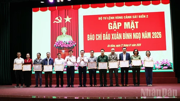 Các tập thể được Bộ Tư lệnh Vùng Cảnh sát biển 2 trao tặng giấy khen.