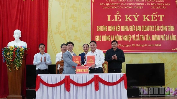 Đại diện Ban Quản lý dự án đầu tư xây dựng các công trình giao thông và nông nghiệp Đà Nẵng và xã Trà Tân ký kết.