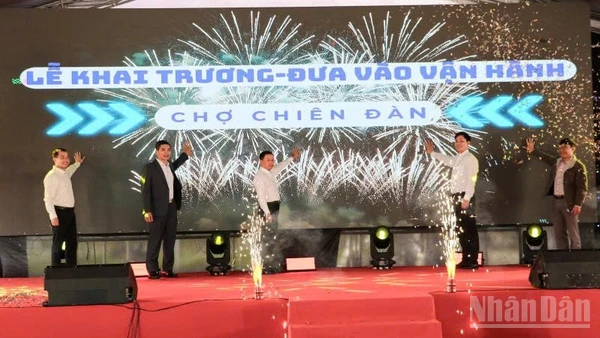 Các đại biểu ấn nút khai trương, đưa vào vận hành chợ Chiên Đàn.