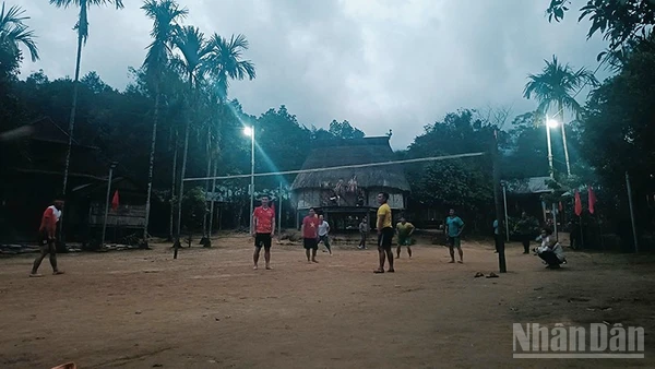 Hơn 100 nhân khẩu tại thôn A’ur, xã biên giới A Vương chính thức có điện sinh hoạt.