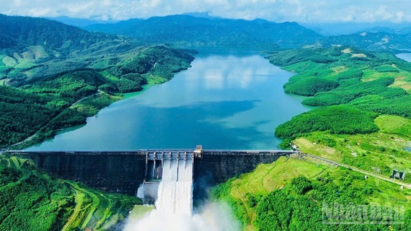 Đập chính Nhà máy Thủy điện Sông Tranh 2 nhìn từ trên cao. (Ảnh: THANH THIÊN)