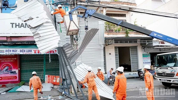 EVNCPC đã cấp điện trở lại cho hơn 1,12 triệu khách hàng sau bão số 13.