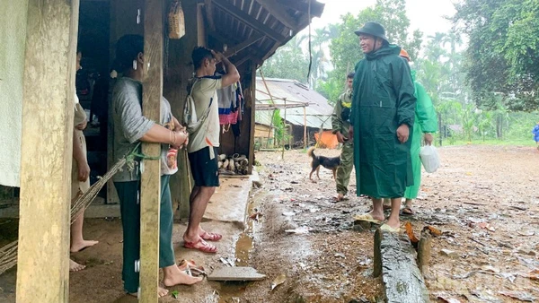 Chủ tịch Ủy ban nhân dân xã Trà Đốc Phan Duy Hưng trực tiếp đến nhà vận động người dân di dời tránh trú bão an toàn.