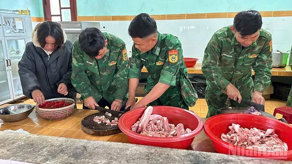 Cán bộ, chiến sĩ Đồn Biên phòng Ga Ry cùng giáo viên Trường phổ thông dân tộc bán trú tiểu học Ga Ry tổ chức “bếp ăn 0 đồng” hỗ trợ người dân tránh trú do sạt lở. (Ảnh: HỒNG ANH)